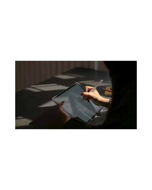 Image montrant une personne travaillant avec une tablette tactile