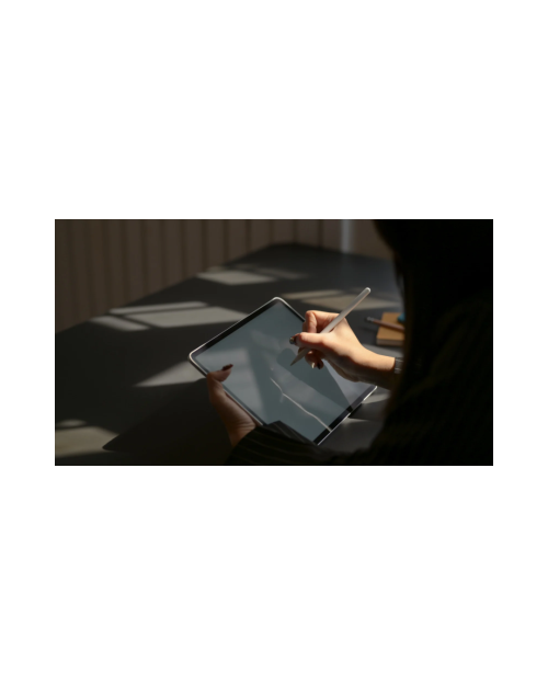 Image montrant une personne travaillant avec une tablette tactile
