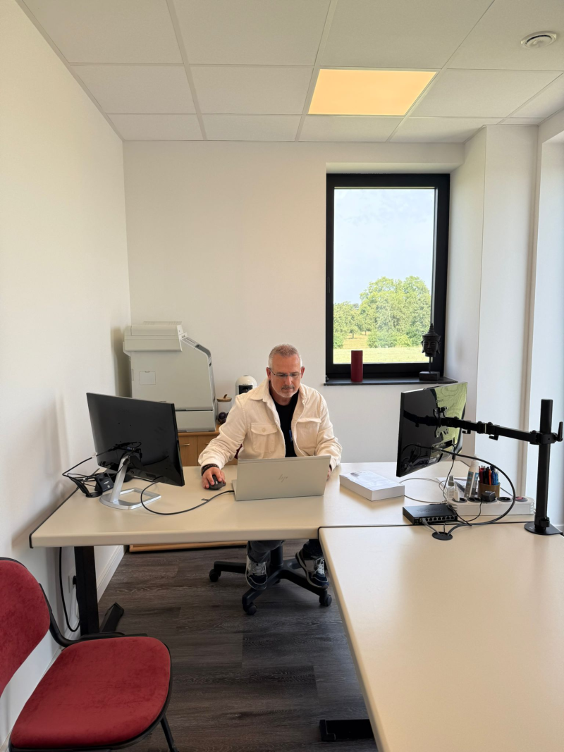 Photo montrant Olivier dans son bureau
