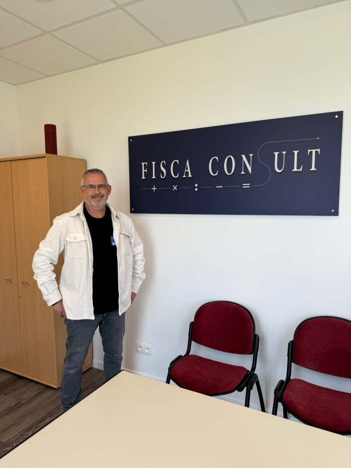 Photo d'Olivier dans son bureau