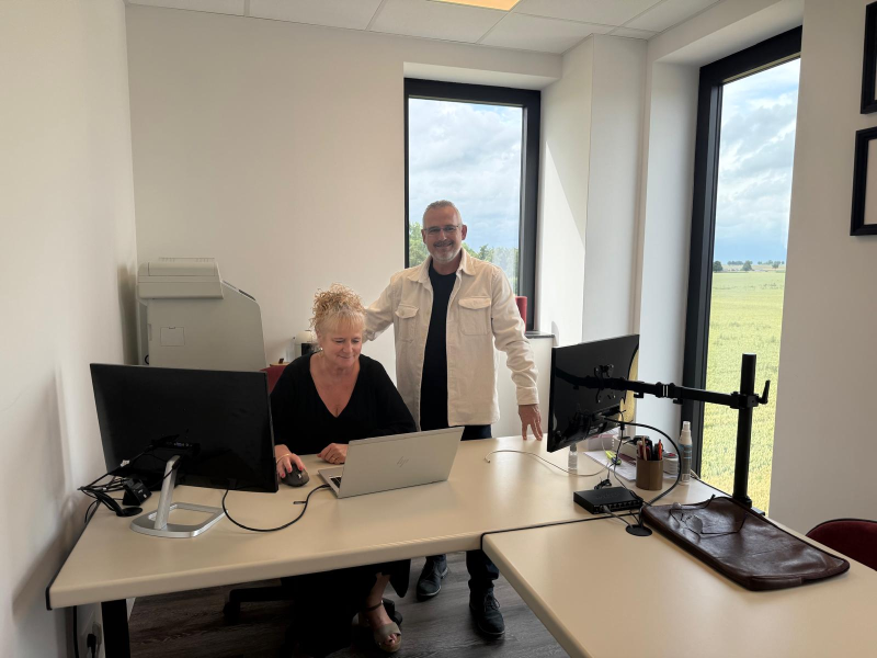 Photo d'Olivier dans son bureau