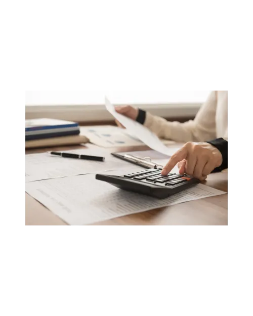 Image montrant une personne travaillant avec une calculatrice
