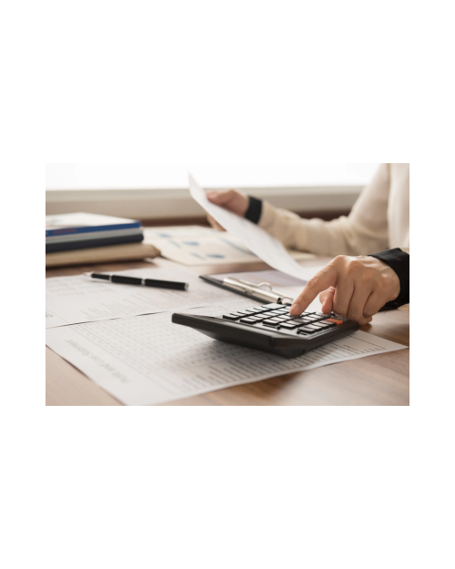 Image montrant une personne travaillant avec une calculatrice